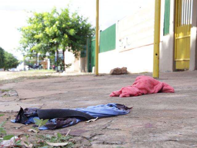 Homem &eacute; baleado no peito dentro de marcenaria no Jardim das Maca&uacute;bas