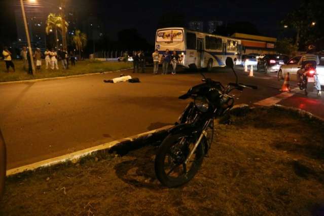 Motociclista morre ao bater em &ocirc;nibus em rotat&oacute;ria da Euler de Azevedo
