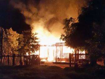 Casa de homem suspeito de matar rival com 10 tiros &eacute; inc&ecirc;ndiada