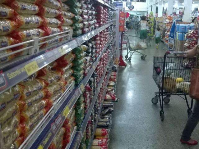 Cesta b&aacute;sica fica mais barata, mas produtos variam at&eacute; 300%