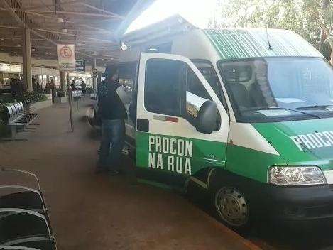 Procon faz a&ccedil;&atilde;o na rodovi&aacute;ria para alertar viajantes sobre direitos