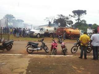 Incêndio mobilizou polícia, bombeiros e moradores de Coronel Sapucaia, nesta sexta-feira. (Foto Marizete Gomes)