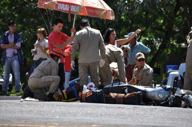 Mulher se distra&iacute; ao atravessar via e &eacute; atropelada por motociclista