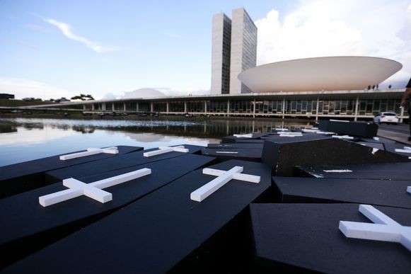 Protesto deixou cerca de 200 caixões em frente ao Congresso (Foto: Marcelo Camargo/Agência Brasil)