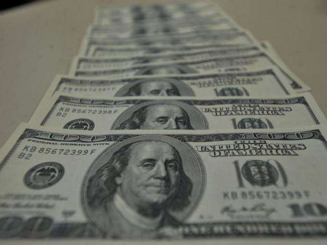D&oacute;lar cai 0,5% e fecha quarta-feira cotado a R$ 3,74