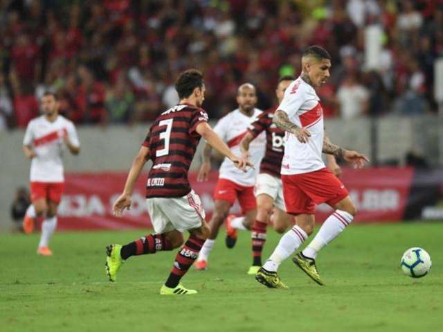 Flamengo vence o Internacional por 3 a 1 e segue isolado na lideran&ccedil;a 