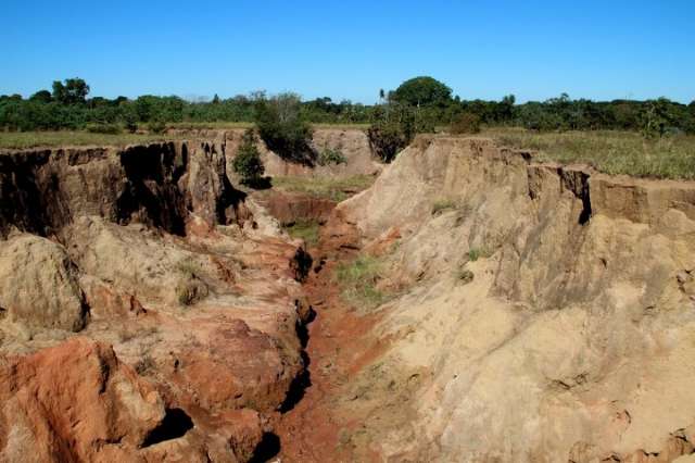 Prefeitura retoma obras de combate a enchente e eros&atilde;o no Cidade Morena