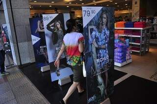 Movimento no centro comercial de Dourados ainda é pequeno, mas CDL prepara campanha para incentivar consumidor (Foto: Eliel Oliveira)
