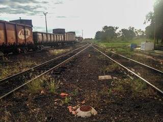 Trilhos e locomotivas no trecho da malha ferroviária em Campo Grande (Foto: Arquivo Campo Grande News)