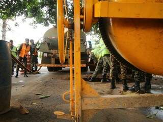 Militares quebram asfalto para reparar vazamento encontrado depois que recapeamento havia sido feito (Fotos: André Bittar)