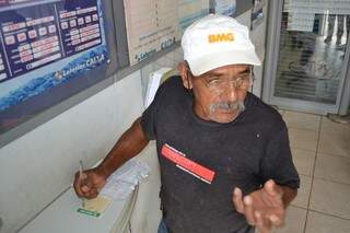 Enquanto não consegue aposentadoria, Antônio vai tentando a loteria (Foto: Pedro Peralta)