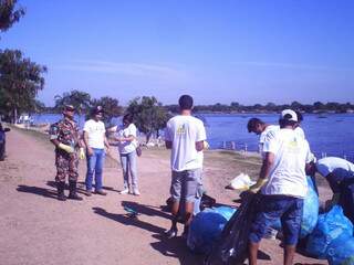 Policiais e voluntarios recolhem lixo do Rio Paraguai. (Foto: Divulgação)
