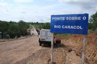 Construção de ponte de concreto sobre o rio Caracol vai facilitar o escoamento da produção rural (Foto: Chico Ribeiro)