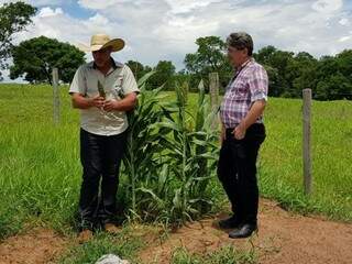 À esquerda, Renê, ao lado de Maurizzio, durante visita do especialista a Fazenda Guavirá Poty (Foto: Divulgação)