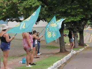 Contratados fazem bandeiraço na Avenida Afonso Pena, esquina com a Alagoas. (Foto: Kísie Ainoã).