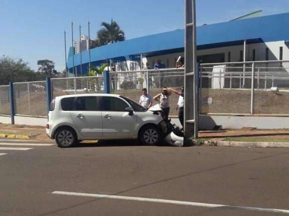 Carro desgovernado atravessa avenida Ricardo Brand&atilde;o e atinge poste 