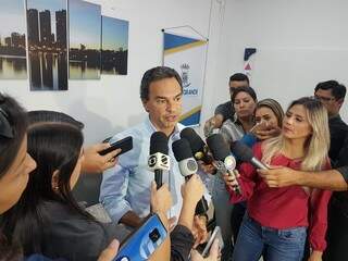 Prefeito Marquinhos Trad (PSD) durante coletiva de imprensa (Foto: Mirian Machado)