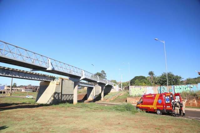 Ap&oacute;s brigar com os pais, adolescente se joga de passarela