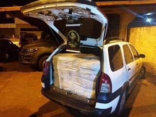 Um dos seis carros com produtos contrabandeados apreendidos pelo DOF (Foto: Divulgação)
