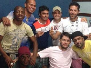 Amigos que participaram de edições anteriores do Jogo das Estrelas, como Aloísio Chulapa e o ex-jogador Amaral posam ao lado de Marcelo Leite (Foto: Arquivo Pessoal)