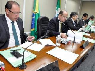 Deputados Gerson Claro (PP), José Carlos Barbosa (DEM), Lídio Lopes (Patri), Marçal Filho (PSDB) e João Henrique Catan (PR), durante reunião da CCJR (Foto: Assessoria/ALMS)