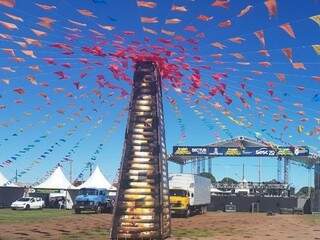 Fogueira já está montada no parque, onde festa será realizada a partir deste sábado (10). (Foto: Willian Leite)