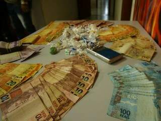 Dinheiro e drogas apreendidos durante ação (Foto: André Bittar)
