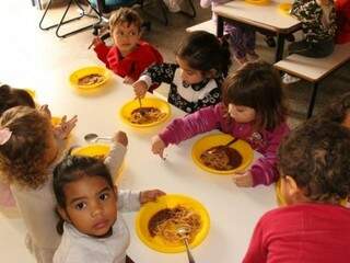 Crianças durante refeição disponível em escolas e Ceinfs da Capital (Foto: Divulgação/Prefeitura)