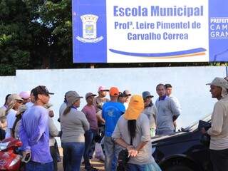 Concentração dos agentes de saúde em frente à Escola Municipal Profª Leire Pimentel de Carvalho Correa. (Foto: Marina Pacheco)