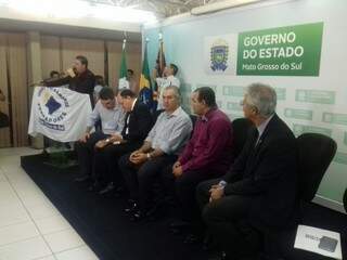 Governador Reinaldo Azambuja e autoridades durante reunião com vereadores (Foto: Mayara Bueno)