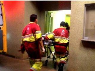 Chegada da mulher no hospital de Navirái. (Foto: Umberto Zum - TáNaMídiaNavira) 