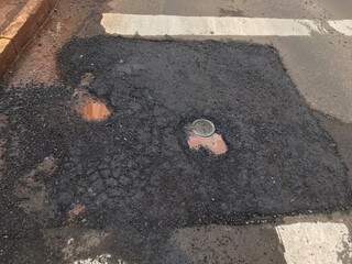 Na avenida Ernesto Geisel, reparo em buraco n&atilde;o durou nem um dia