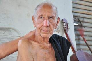 Senhor de idade foi encontrado andando nas ruas da Vila Nhá Nhá, em Campo Grande (Foto: João Garrigó)
