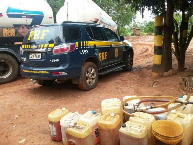 Pol&iacute;cia Rodovi&aacute;ria  prende cinco homens  quando furtavam &oacute;leo diesel