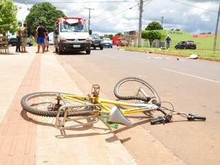 Ciclista teve o braço quebrado e os três ocupantes da motocicleta foram levados para a Santa Casa. (Foto: Luciano Muta)