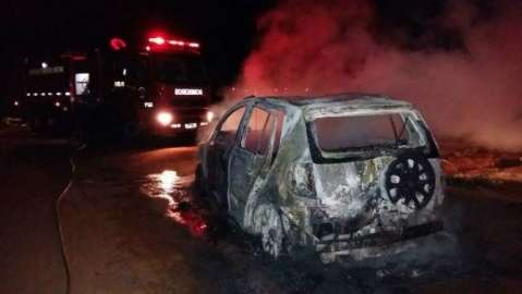 Comerciante tem carro incendiado após assalto em lanchonete