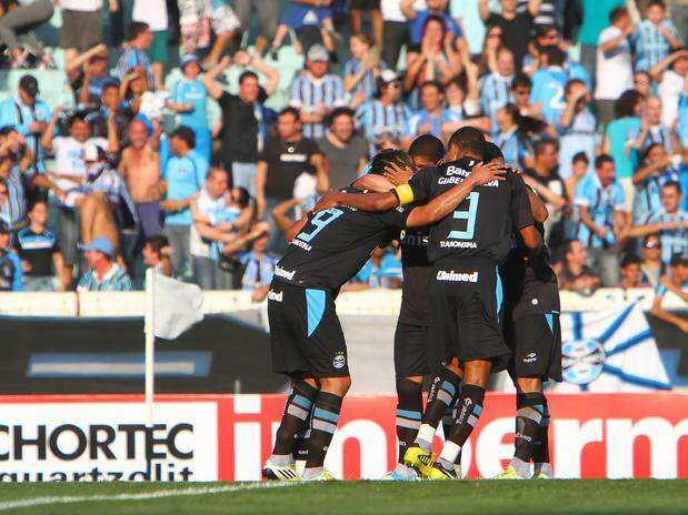  Gr&ecirc;mio se recupera de trope&ccedil;o e goleia em casa por 4 a 0 Figueirense  