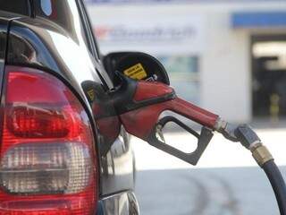 Veículo durante abastecimento em posto de combustíveis (Foto: Marcos Ermínio/Arquivo)