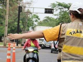 Agente de trânsito sinalizando rua da Capital. (Foto: Divulgação) 