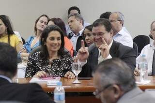 Durante sessão no CMO, vereador Paulo Pedra faz gesto com os dedos (Foto: Cleber Gellio)