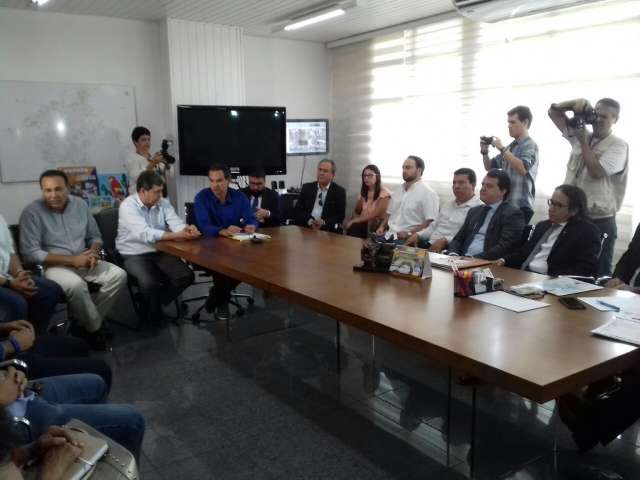 Taxa do lixo &eacute; debatida em reuni&atilde;o que lota gabinete de Marquinhos Trad