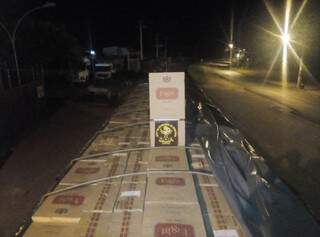 Caminhão interceptado em estrada vicinal transportava 900 caixas de cigarro (Foto: Divulgação)