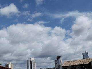 Céu em Campo Grande deve permanecer entre parcialmente nublado e nublado até o fim da semana, com chances de chuvas. (Foto: Henrique Kawaminami)