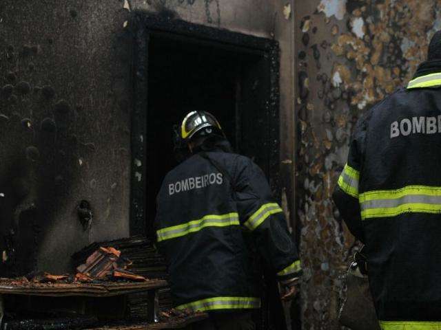 Com 60% do corpo queimado, idosa v&iacute;tima de inc&ecirc;ndio continua no CTI 