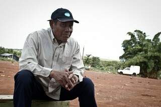 Carlito de Oliveira, líder dos índios do acampamento Passo Piraju, é acusado de participar do assassinato de policiais civis em 2006 (Foto: Daniel Melo/The Vice)