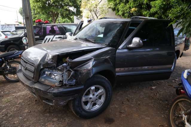 Motorista b&ecirc;bado causa acidentes, invade casa e dorme na garagem 