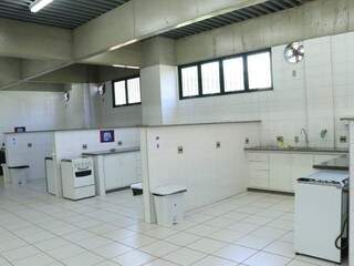 Cozinha onde serão ministradas aulas na UCDB  (Foto: Henrique Kawaminami)