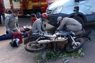 Condutor e passageiro da motocicleta ficaram feridos após colidirem com van (Foto: Henrique Kawaminami)