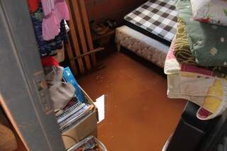 O quarto da moradora Josefa ficou totalmente inundado após a chuva (Foto: Alan Nantes)