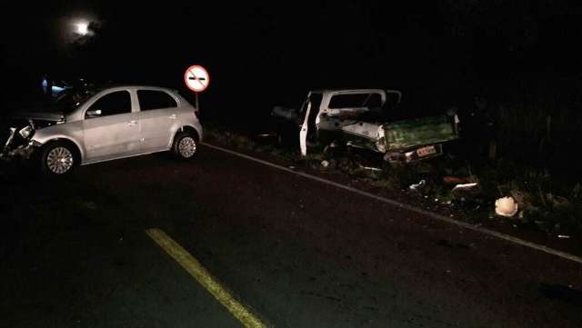 Carro atinge camionete parada &agrave;s margens da MS-276 e passageira fica ferida